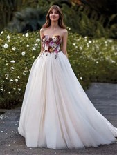 Bespoke Wedding Party Dress Luxury Flower Appliques A-line Backless Bridal Gowns