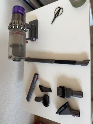 Dyson V11 Absolute Akku-Staubsauger – Zubehör komplett - Bild 1 von 4