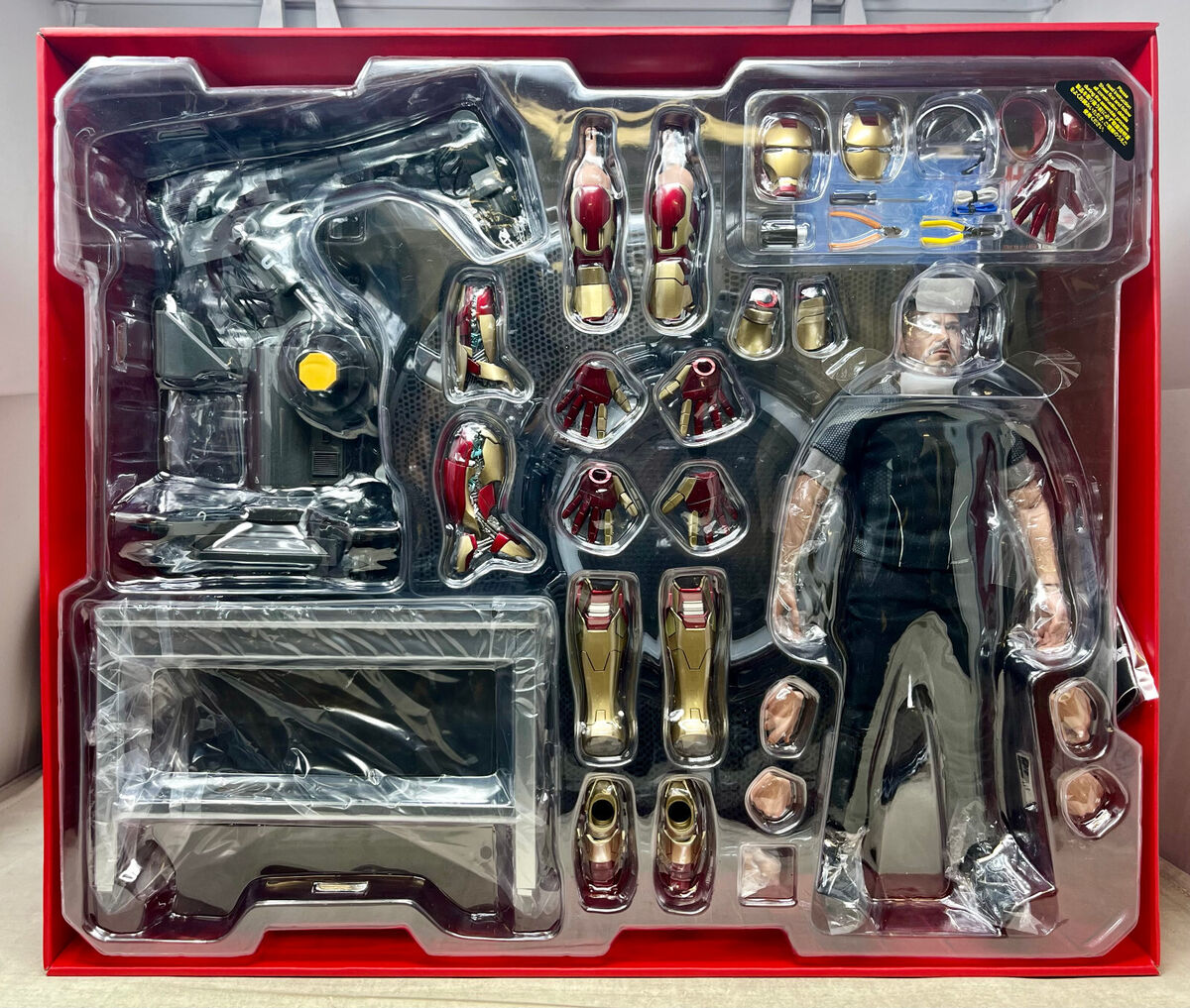 Hot Toys Iron Man MMS 191 Tony Stark Armor Testing 1/6 Scale Hot Toys Iron Man MMS 191 Tony Stark Armor Testing 1/6 Scale
