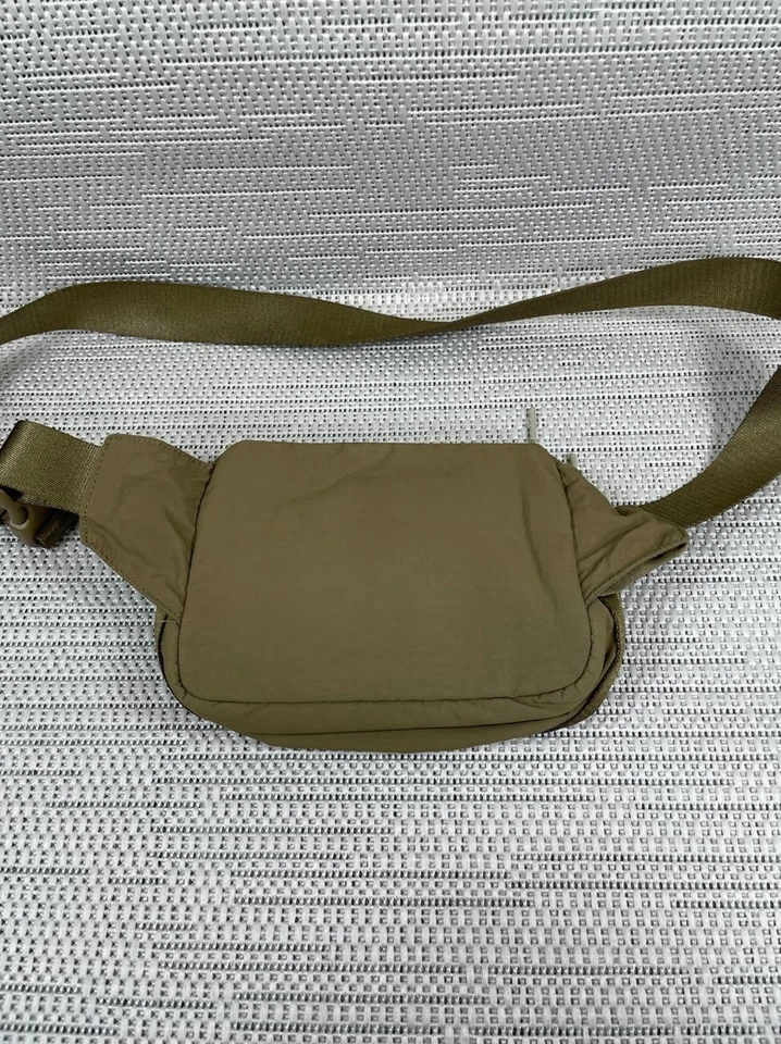 Lululemon Bolsas Líneas Limpias Verde Oliva Nylon Bolsillo Interior Cinturón Cintura Ajustable Foto 3 de 4