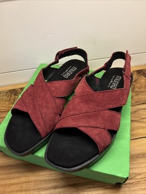 Munro Micah Women's Cranberry Red Suede Sandal Size 7