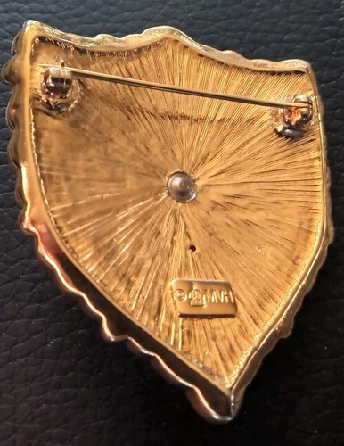 Broche prendedor escudo esmalte real dorado MVH princesa Michaela von Habsburg vintage - Imagen 3 de 4