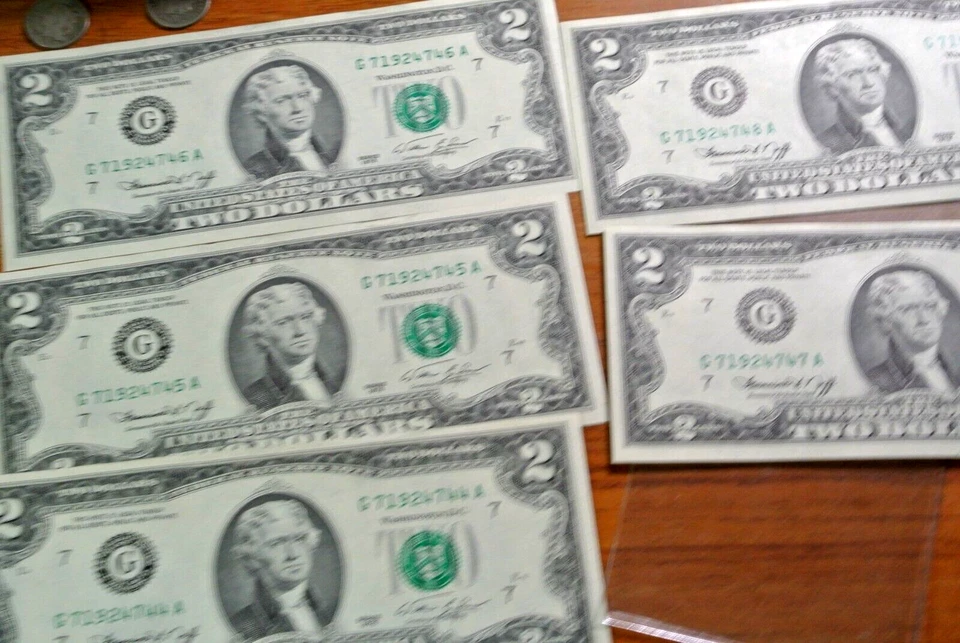 Lot of 5 Two Dollar Bill $2 Notes 1976 CRISP UNC $10 FV CONSECUTIVE SERIAL #S - Image 3 of 4