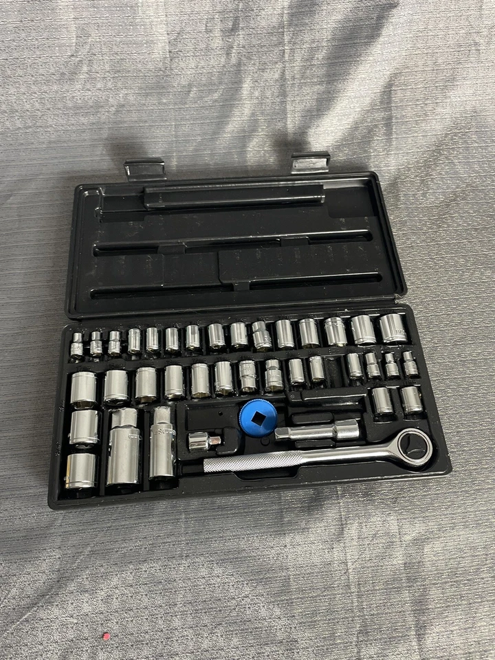 37 Piece Tool Socket Set And 1/4 Ratchet With Case (-)One Piece - Image 3 of 4