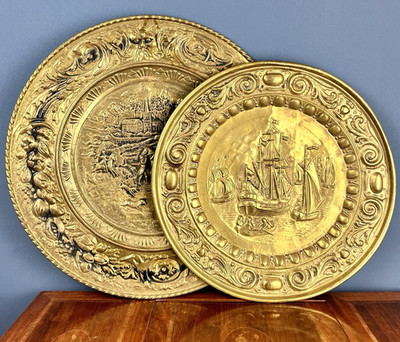 Großes Paar Vintage Wandtafeln messingfarben geprägt Metall Kutsche Schiffe 51 cm