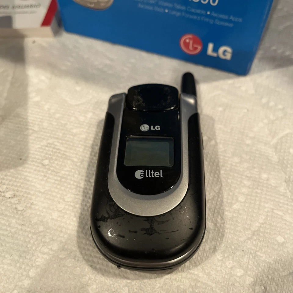 LG AX390 - Black and Silver ( Alltel CDMA ) Cellular Flip Phone - Image 3 of 4