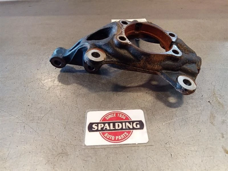 Nudillo del husillo delantero izquierdo del conductor de 2015 Mazda 3 Rust 7834749 Foto 2 de 4