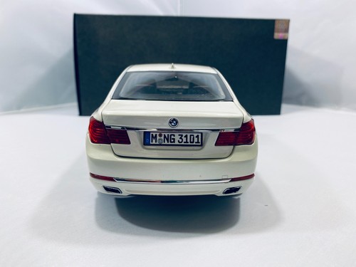 1:18 BMW 750Li F02 Mineral White 7-series Kyosho Dealer Edition - Picture 8 of 8