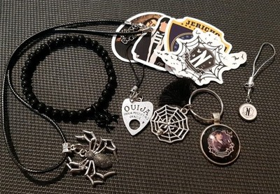 WEDNESDAY Fanset mit Anhänger Sticker Button Kette 