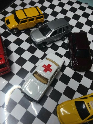 Maisto 1/64 Mixed Lot of 7 Vehicles (Taxi, Medic, Fire, Hummer, Etc) - Picture 5 of 10