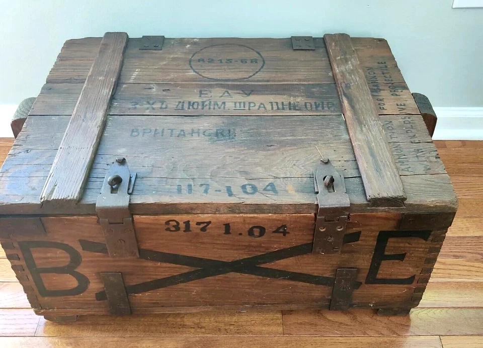 Antiguo cañón proyectil munición madera con detalle de paloma caja de madera con forjado Foto 3 de 4