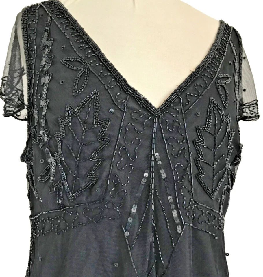 Blusa Art Deco manga curta frisada com sobreposição transparente, bainha de tulipa, Scala XXL gola V - Imagem 2 de 4