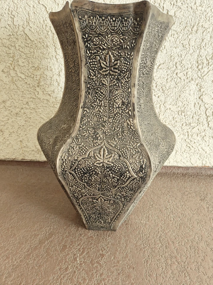 Jarrón de piso grande de metal Repousse de 27,5 pulgadas de alto urna independiente Foto 4 de 4