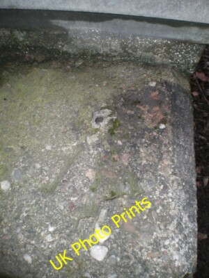 Foto 6x4 OS Benchmark & Niete - Stirchley Avenue U-Bahn Telford An OS ri c2015