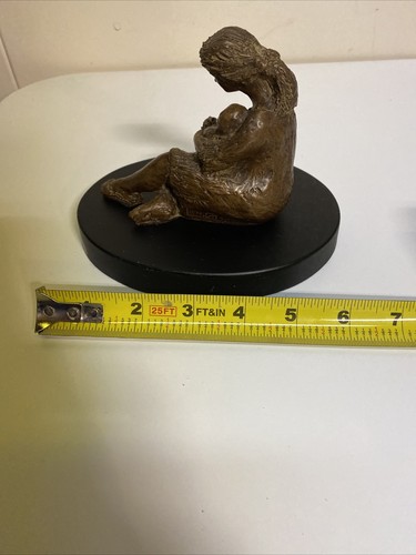 Estatua de bronce de madre e hijo 1975 firmada A 604 pesada - Imagen 9 de 10