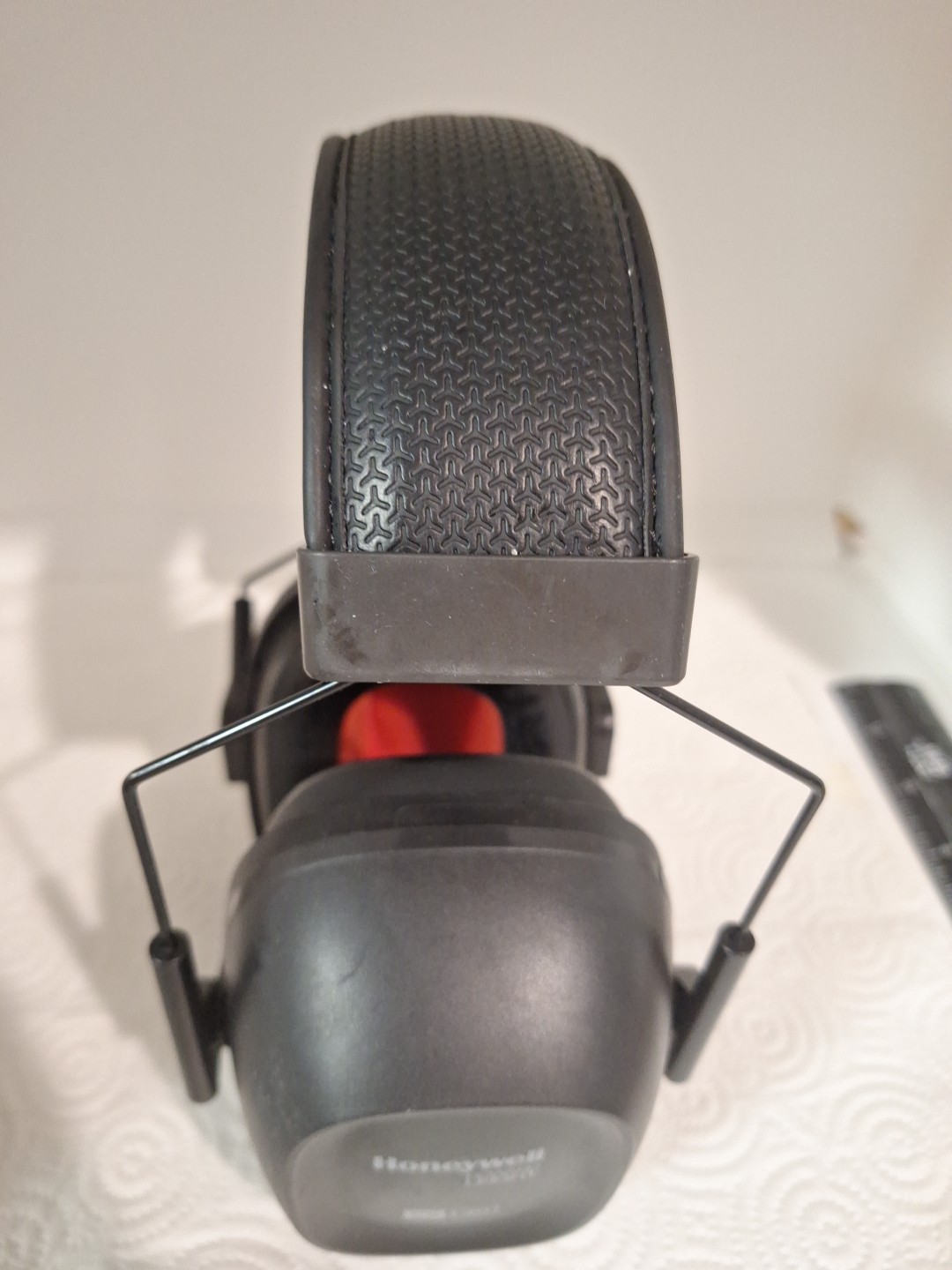 Honeywell Howard Leight VS130 Earmuffs, Used.