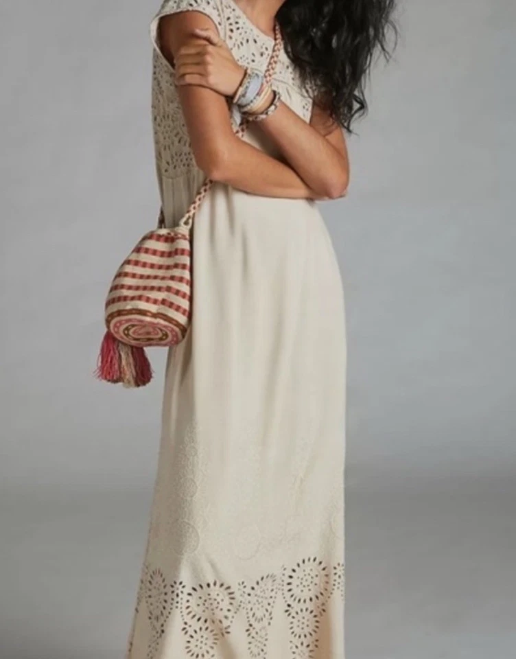 Maxi Vestido Anthropologie Pequeño Beige Tostado Ojales Minimalista Talla Mediana Usado en Excelente Condición Foto 2 de 4
