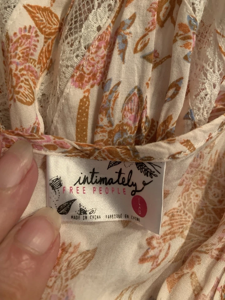 Vestido de noche floral con inserciones de encaje de rayón íntimamente Free People talla grande Foto 3 de 4