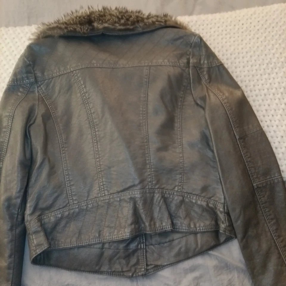 Jaqueta feminina Xhilaration gola de pele sintética tamanho G verde manga longa zíper completo - Imagem 2 de 4