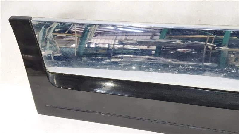 Moldura de porta traseira direita arranhada PN 7L747824736AE FABRICANTE DE EQUIPAMENTO ORIGINAL 2010 Lincoln Navigator - Imagem 2 de 4