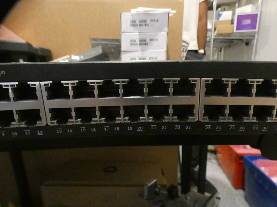 Interruptor administrado Brocade ICX7250-48P-2X10G de 48 puertos con racks para orejas ICX 7250-48P Foto 3 de 4