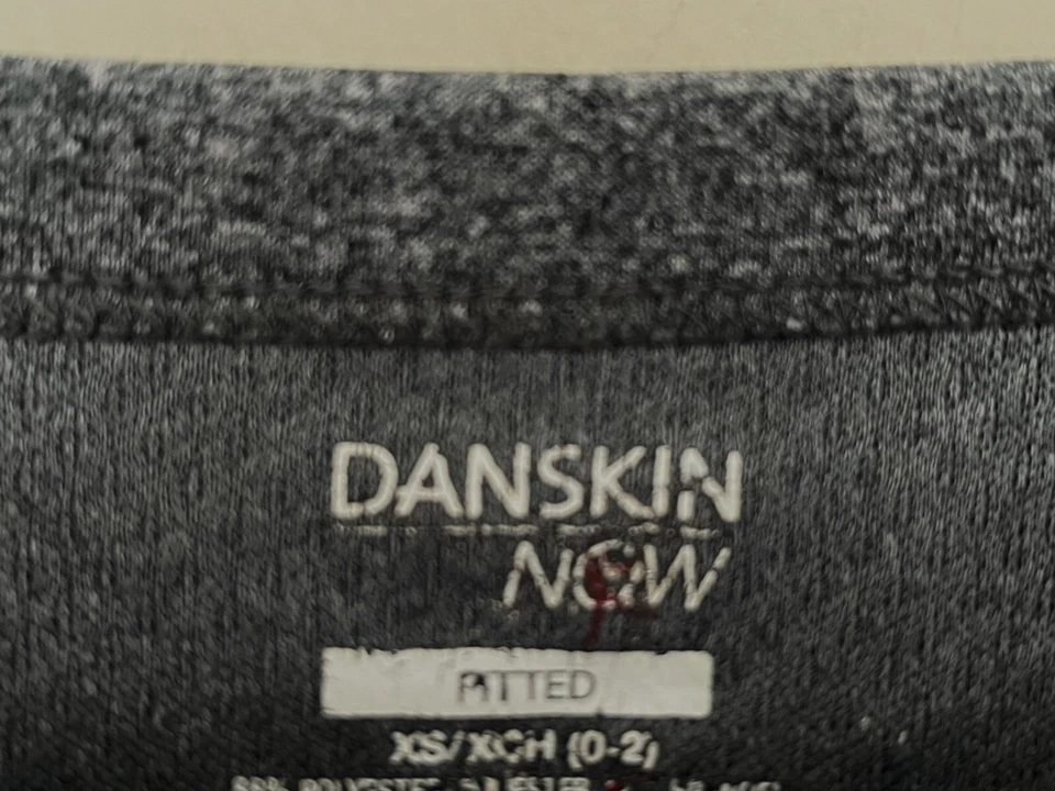 Usada en Excelente Condición Para Mujer XS DANSKIN NOW Camisa Ajustada Manga Larga Activa Top Gris Cuello Redondo Foto 3 de 3