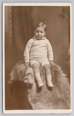 RPPC Niedliches Kleinkind Junge auf Fell Teppich Studio Portrait Bromo Co Lesen Erleshot