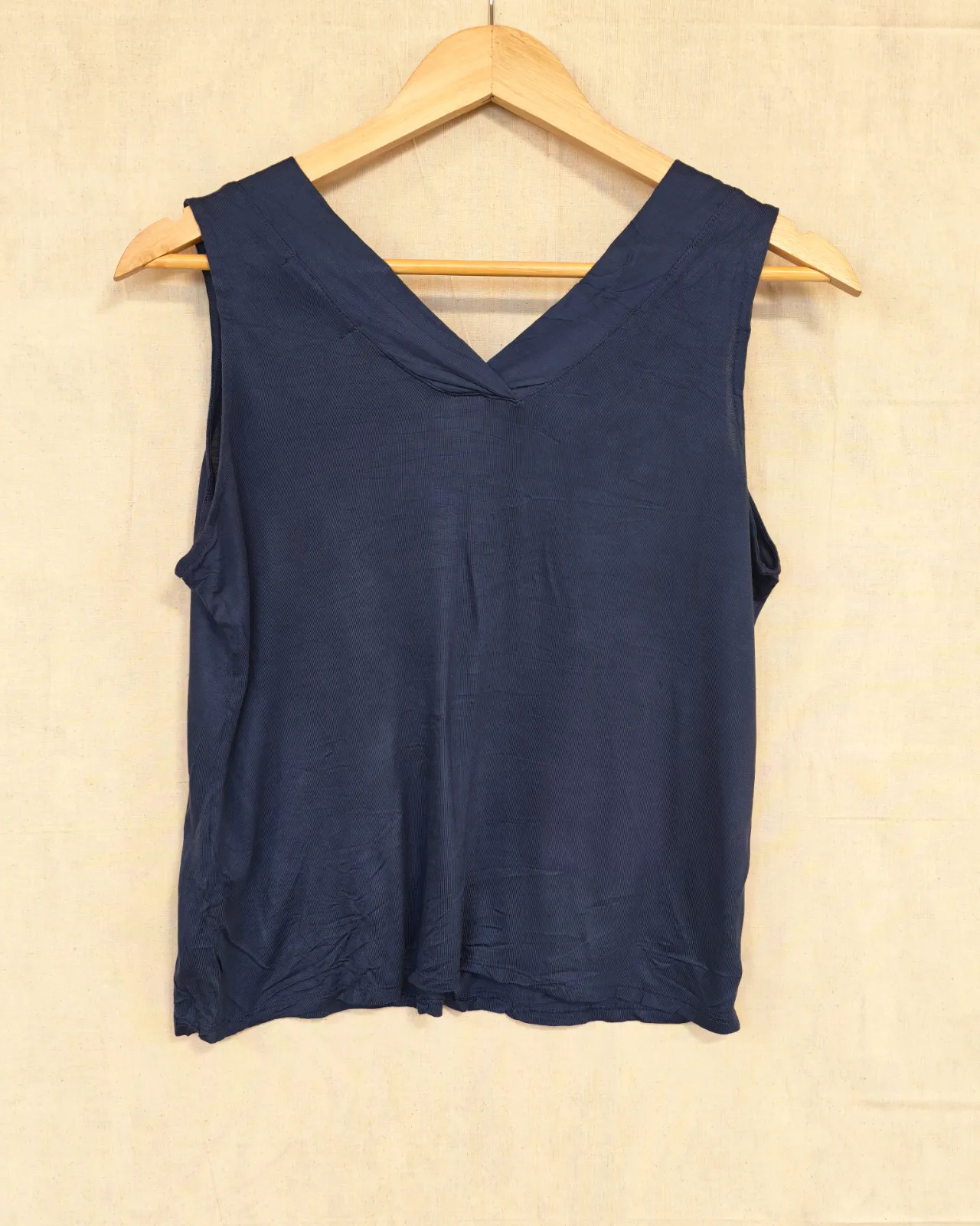 Banana Republic Sleeveless Top Womens XS Navy Viscose V Neck image 2