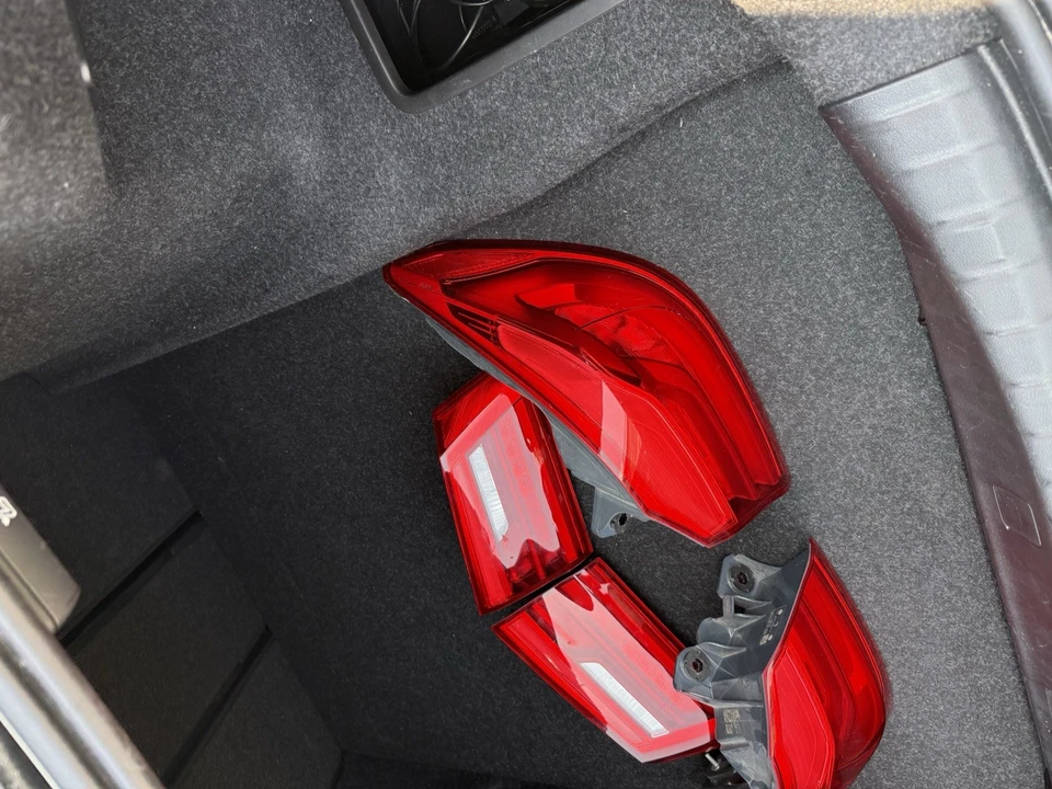 BMW 540i 2020 luces traseras Foto 2 de 4