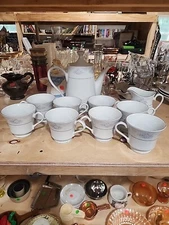 Lynn's Fine China Sapphire Pattern Set Tea Pot Creamer And 8 Cups