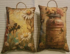 Primitive/Rustic Honey Bees Peg hanger-Cupboard Tuck-Bowl Filler 7" X 5" Set 2