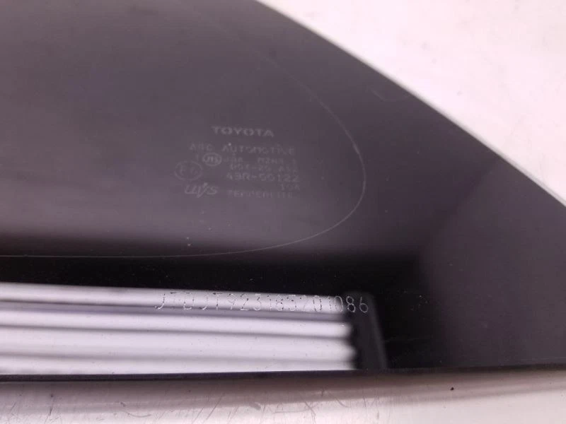 06-11 TOYOTA YARIS LADO DEL CONDUCTOR CUARTO CRISTAL  Foto 2 de 4