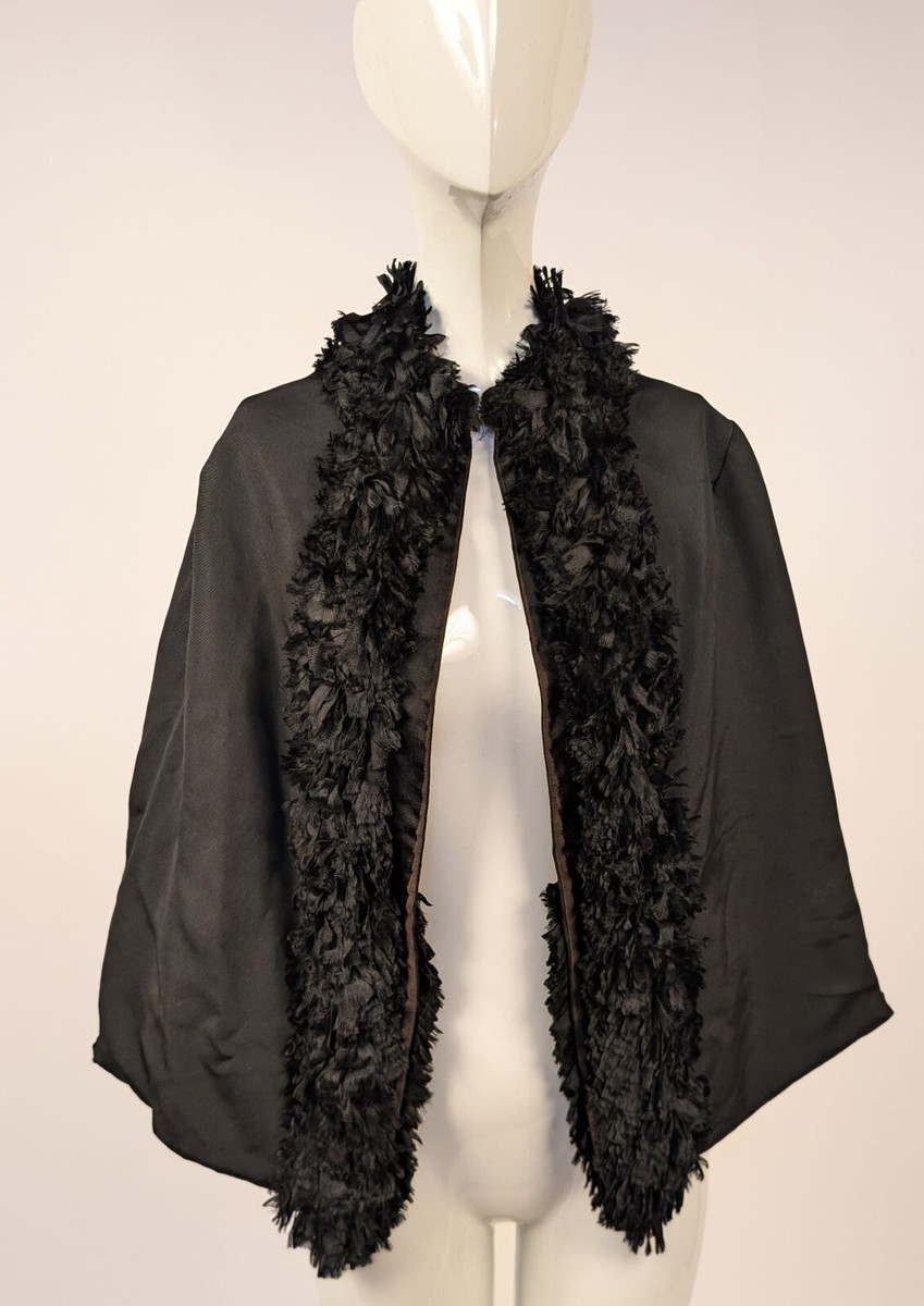 に GOTHIC VICTORIAN 1880'S BUSTLE BACK CAPE W FEATHERED RUFFLE TRIMS