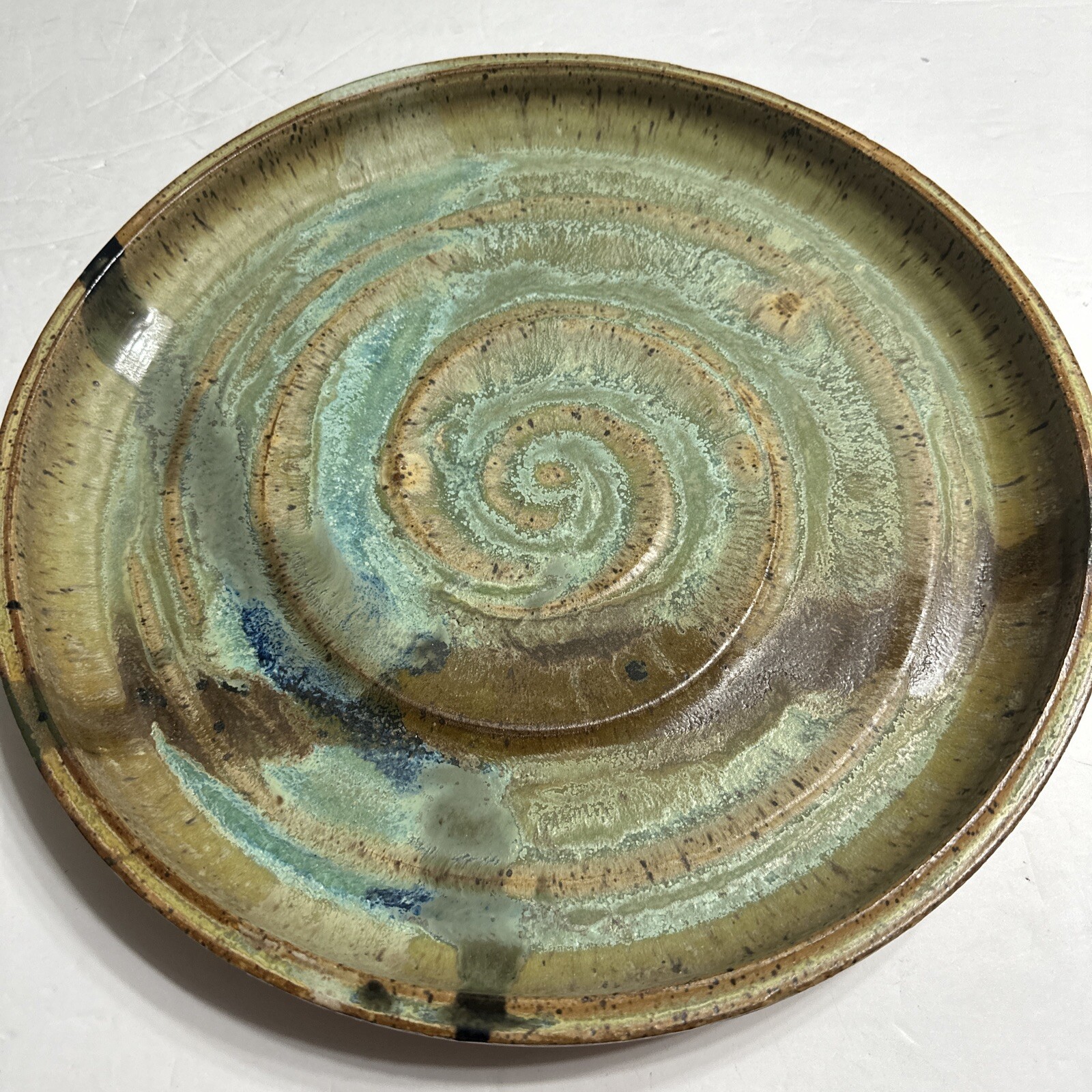 Cerámica de estudio acento verde con esmalte, plato firmado por artista raro