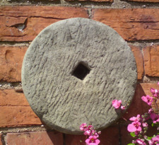 STONE GARDEN RUSTIC MILLSTONE / MILL STONE WALL PLAQUE ORNAMENT