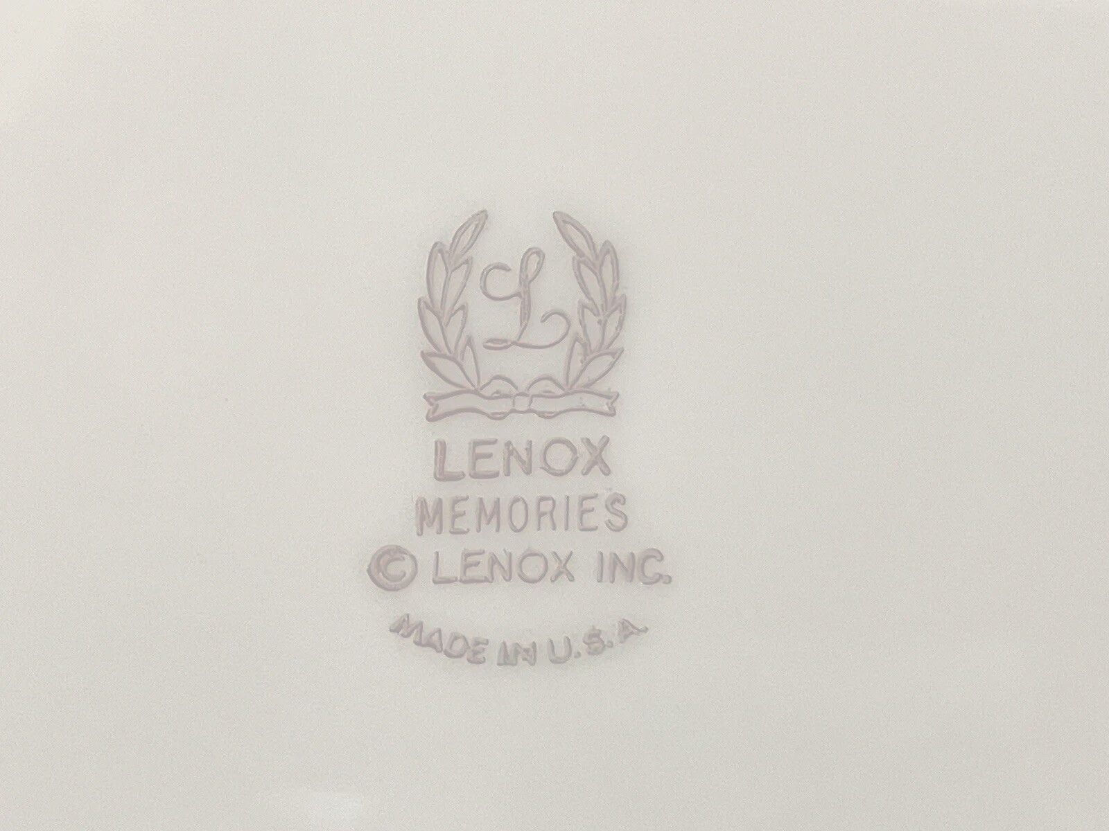 24-pc Lenox Memories Bone China Dinnerware Set  Made In USA, A1579. In Excellent