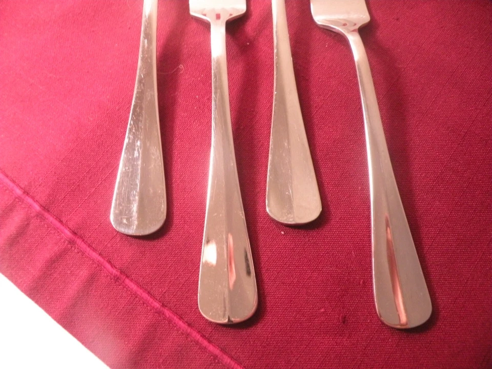 Juego de 4 Tenedores de Cena Toalla Patrón Blaine Cubiertos de Acero Inoxidable Brillante 8 1/4" Foto 3 de 4