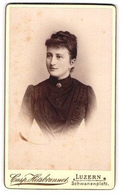 Fotografie Cap. Hirsbrunner, Luzern, Schwanenplatz, Junge Dame im Kleid mit Kra 
