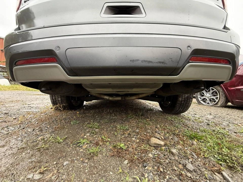 Cubierta del parachoques trasero Ford Explorer 2018-2019 repintada con asistencia de estacionamiento gris Foto 4 de 4
