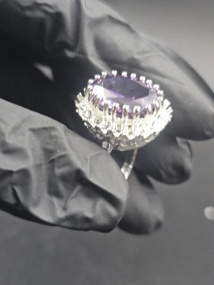 Anel de noivado folheado a ouro branco 14K com halo de ametista de corte oval criado em laboratório - Imagem 3 de 4