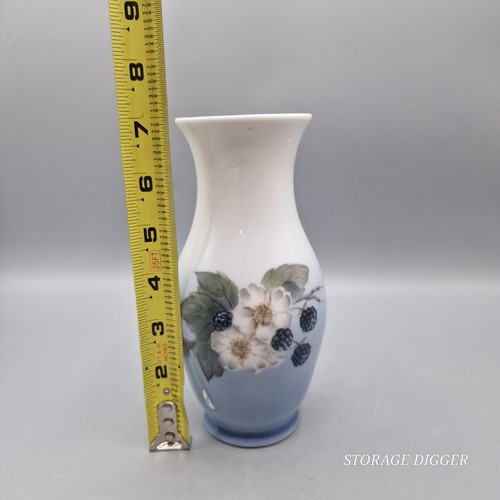 Vintage Royal Copenhagen Vase White Porcelain Blackberries Pattern #288-2289 - Picture 12 of 13