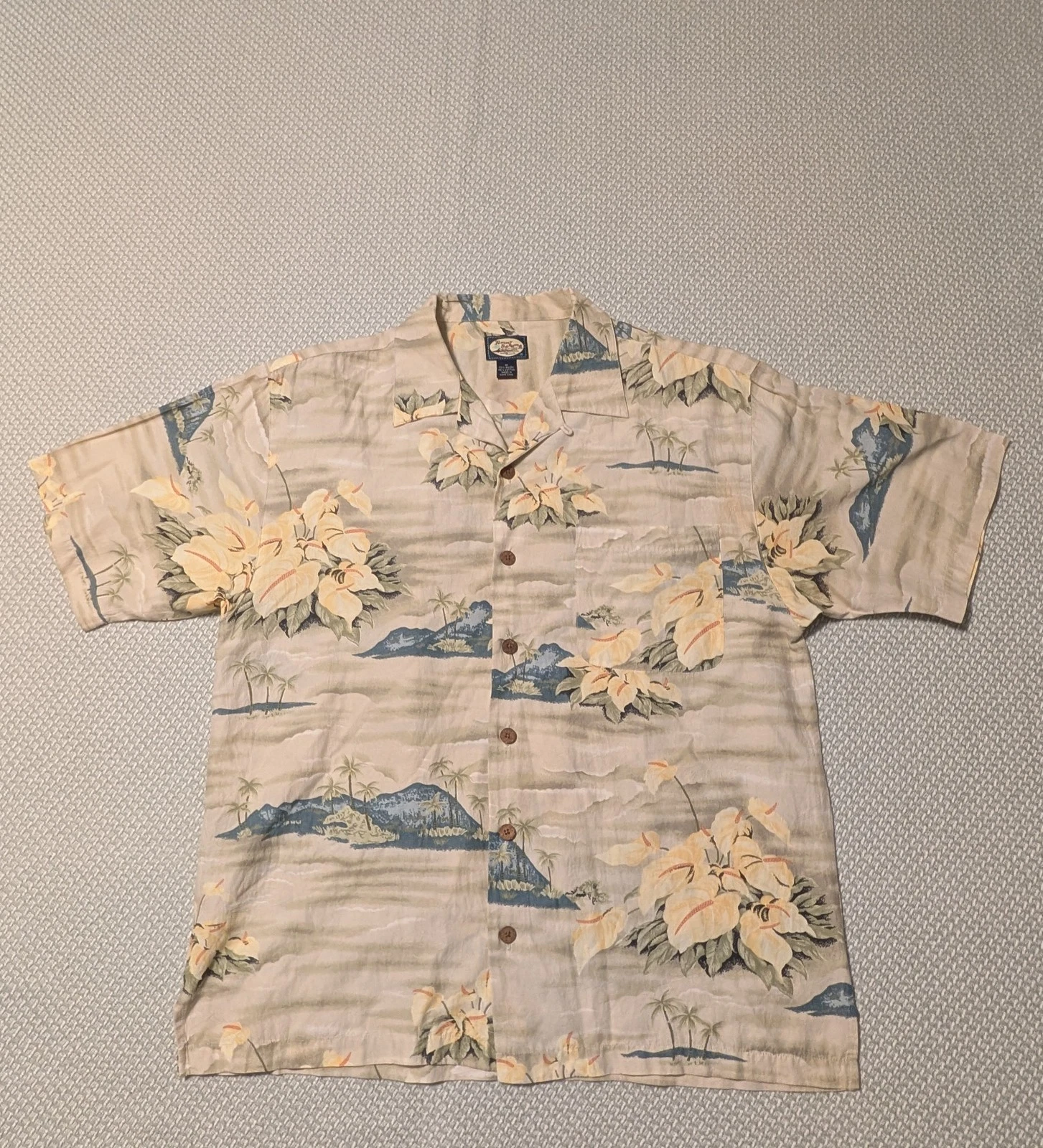 Tommy Bahama Hawaiian Shirt Mens SzM Island Tropical Camp Button Down Rayon