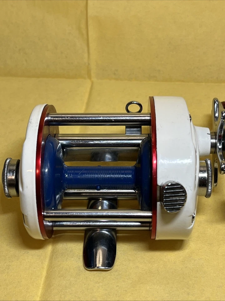 Carrete de pesca Shakespeare 1975 Bicentenario Baitcaster con todos los metales ¡Bonito! Foto 3 de 4