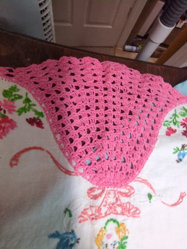 Vintage Table Runner Embroidered Southern Belle Dresser Scarf Pink Crochet Edge - Picture 14 of 17