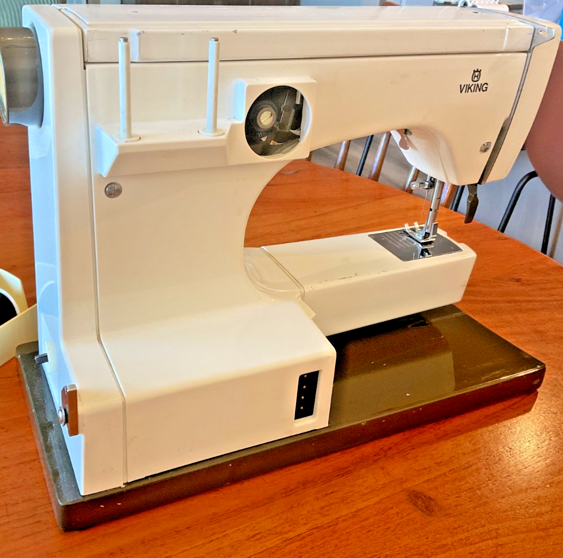 Vintage Husqvarna Viking 2000 SL Model 6460 Sewing Machine & Cams