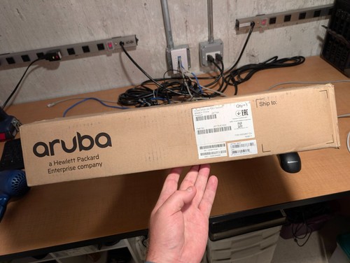 HPE Aruba Managed 24 Port Gig POE + Commutateur 1U + Rack Ears/Power (2530 - J9779A)