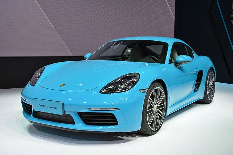 Porsche’s Cayman coupe surfs the industry’s downsizing wave with a mid-mounted turbo four.