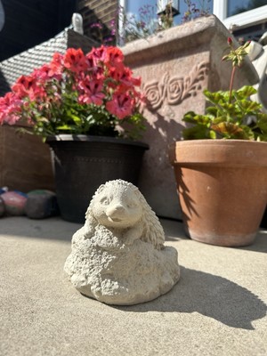 Super süßer kleiner Igel auf Felsen Beton Garten Deko