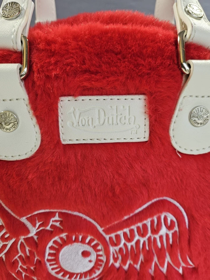 Bolso de Bowling Pequeño Peludo Vegano Rojo Von Dutch Nuevo con Etiquetas - ¡Perfecto para Vacaciones! Foto 2 de 4