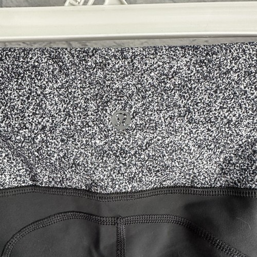 PREOWNED LULULEMON GREY CROPPED WOMENS SIZE 6 LEGGINGS PANTS  - Picture 2 of 5